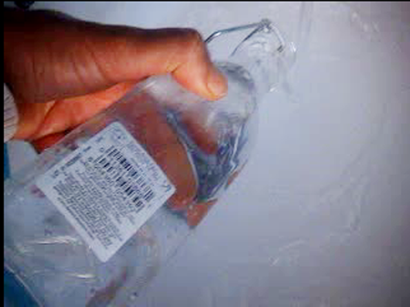 Vido version MPG 321-50 rinages et remplissage d'une bouteille en verre avec l'eau du robinet
