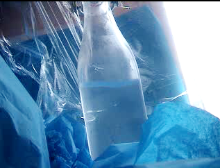 Vido version MPG  326-Confinement de la bouteille dans du plastique adhsif transparent
