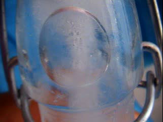 Vido version MPG 342-Examen de la bouteille d'eau gele sortie du conglateur